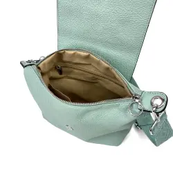 Bandolera con un minipouch para llevar los auriculares