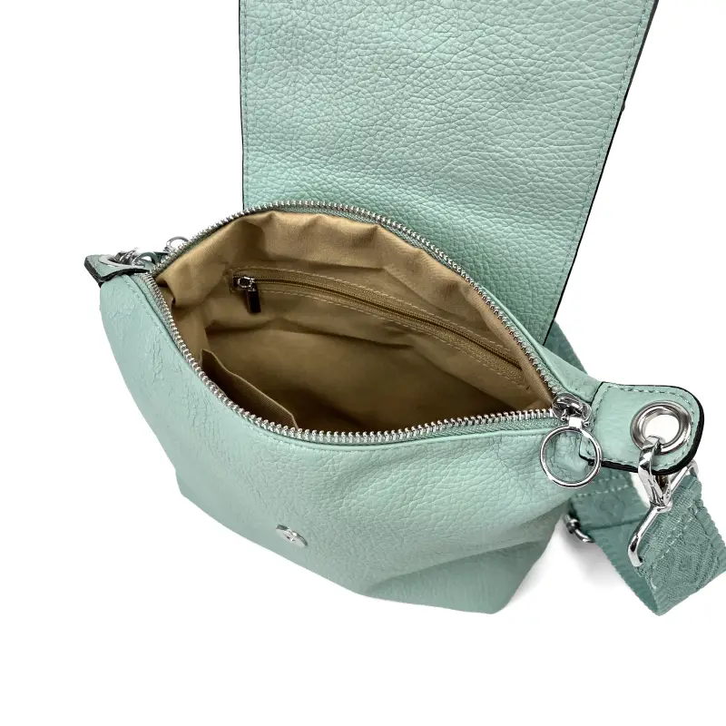 Bandolera con un minipouch para llevar los auriculares