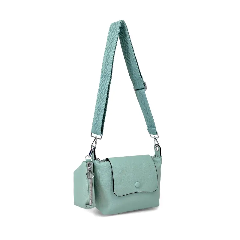 Bandolera con un minipouch para llevar los auriculares