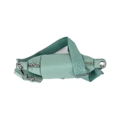 Bandolera con un minipouch para llevar los auriculares