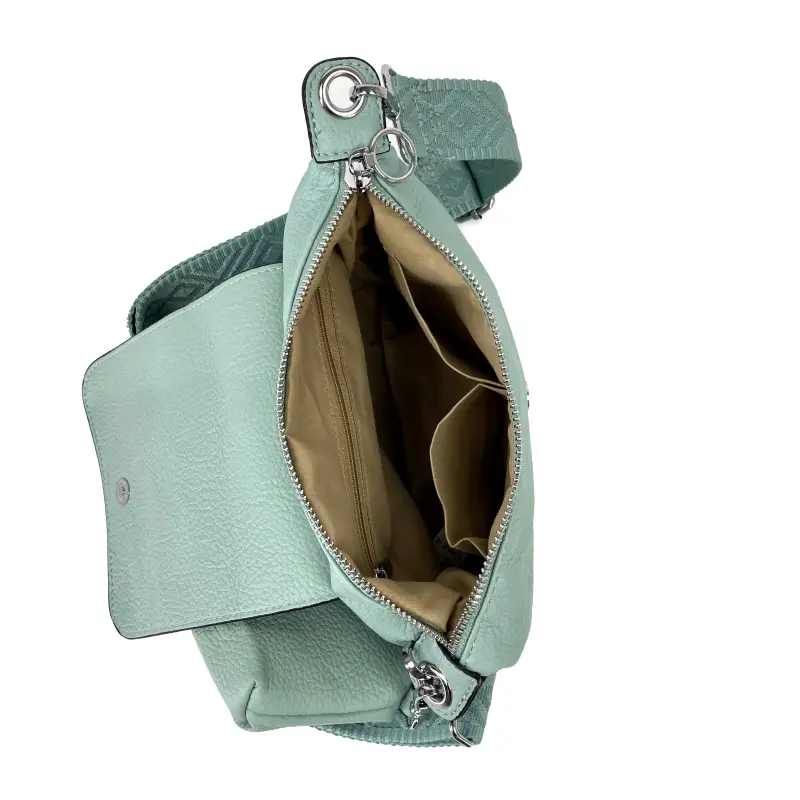 Bandolera con un minipouch para llevar los auriculares